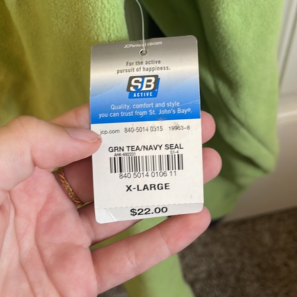 Green pullover. - Picture 3 of 5